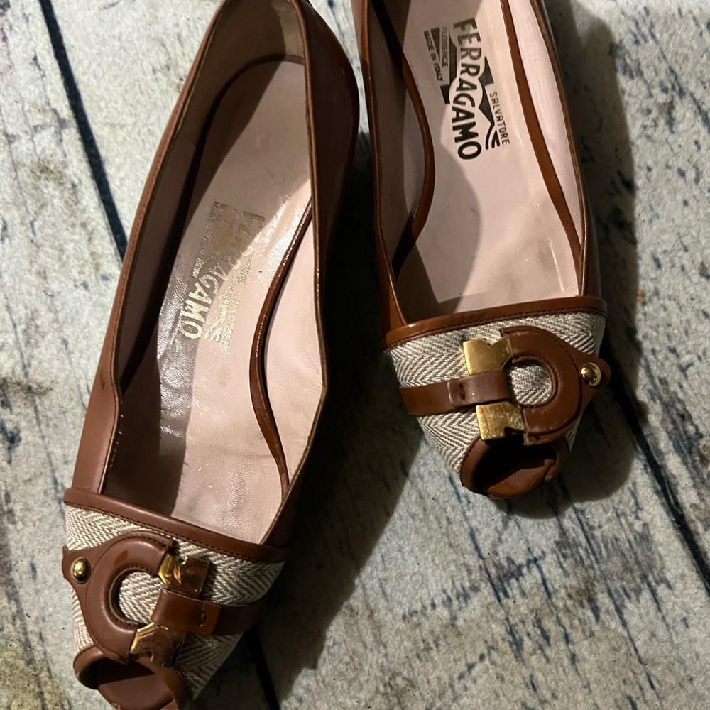 Salvatore Ferragamo Brown and Cream Flats with Gold Accents - Picture 1 of 11